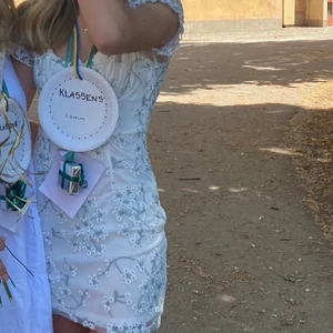 Sommarklänning - Säljer min jättefina sommaravaslutningsklänning som jag tyvärr inte fått nån användning för. Endast använd 1 gång i bara nån timme. Inga defekter. 