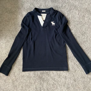 Longsleeve, A&F - En longsleeve från Abercrombie & Fitch. Sitter nära inpå kroppen, storlek L. Inköpt på Abercrombie i New York.