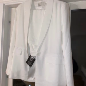 Nelly vit kostymset Tags kvar strl 34 - Helt nytt Ca 1000kr i nypris  Nelly Passar 34/36