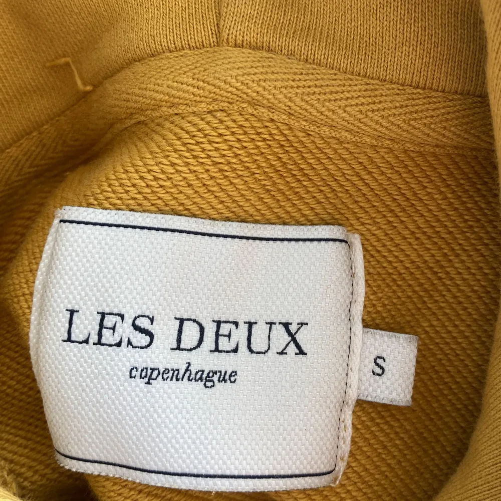 Den här Les Deux hoodien är i väldigt bra skick och har nästan aldrig används.. Hoodies.