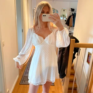 Studentklänning - Säljer min superfina studentklänning från missguided❤️ Använts 1 gång på min student, som ny!! Storlek UK 8 och passar mig som är XS/S🥰 Priset är inkl frakt!