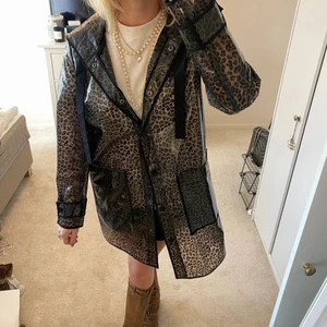 Zara leopard regnjacka S - Oanvänd regnjacka från zara i storlek s. Genomskinligt leopard material som är så fin över olika outfits!💓👩‍❤️‍💋‍👩🌟 Möts gärna i Stockholm men kan även frakta!  