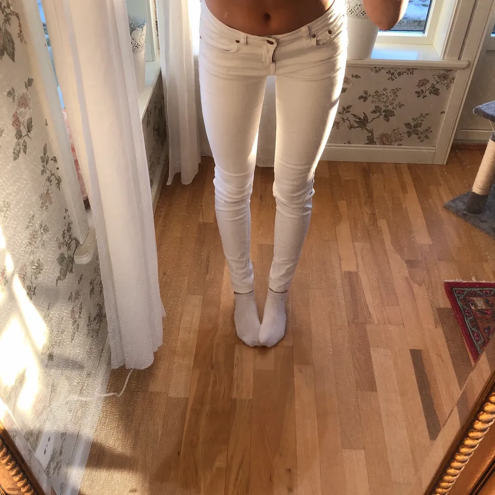 Skiiitsnygga, vita, lågmidjade, skinny jeans. De är inte används mycket alls. Det är storlek 40 men passar mig som är 36/38. Det finns en liten fläck på framsidan nedanför fickan men den är knappt synlig.. Jeans & Byxor.