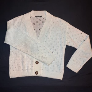 Kofta  - Vit kofta med knappar och hål som detaljer, använd en gång