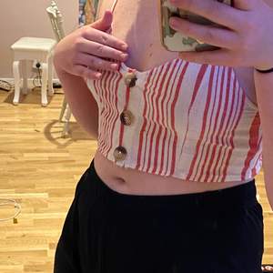 Jättetrevlig randig crop top i helt okej skick. Säljer då den inte passar bra över min byst (jag har 75C). Har en liten skada i nederkant (syns på bild).