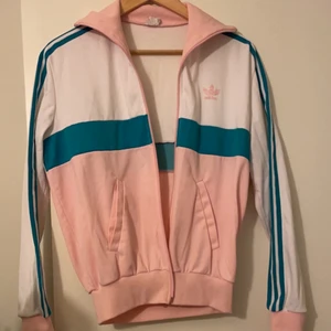 Adidas ziphoodie - Retro tröja. Min mormors gamla så använd ett fåtal gånger men i bra skick. Unik. Skön och luftig. Äkta adidas. Sitter snyggt.