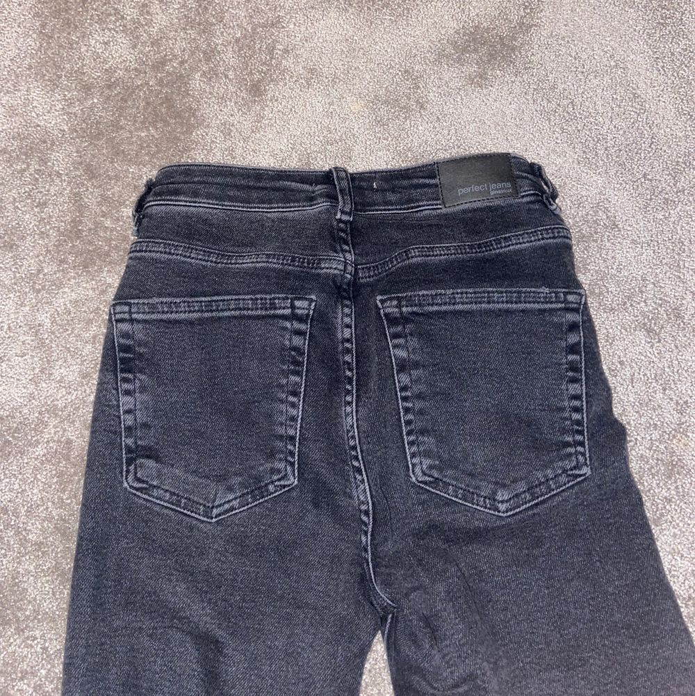 Svart/gråa bootcutjeans. Jag är 170, byxorna är ungefär 2-3 cm för korta för mig så passar dem så är runt 165. Jeans & Byxor.