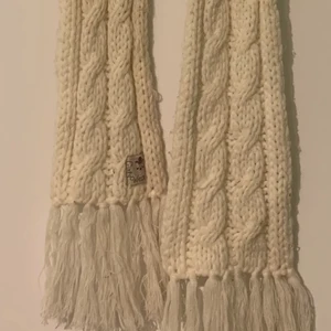 Lång vit sjal  - kan mötas upp i Stockholm i Botkyrka men kan möjligtvis ta mig till andra platser i Stockholm så hör av er om ni är sugna på den så kan vi kolla hur vi kan lösa det :) 