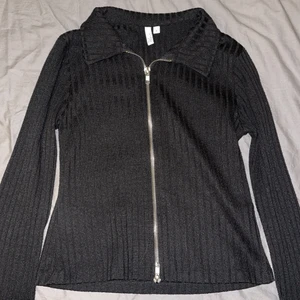 Tröja - Tröja ifrån Nelly, man kan välja själv hur öppen man vill ha den! I fint skick 