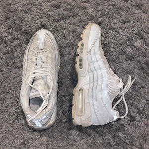 Nike Air Max 95 - Vita air Max 95, använt skick men går säkert att tvätta ännu renare✨