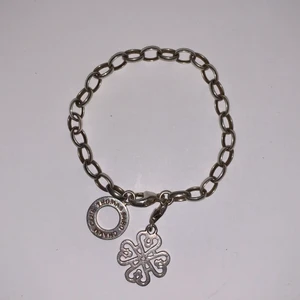 Thomas Sabo Armband  - Jättegulligt Thomas Sabo berlock armband i sterlingsilver. Man får även med en liten klöver berlock. Super fin men säljer då armbandet är föööör litet på mig och passar bara nån som verkligen har små handled(?lol heter det ens så), armbandet så långt man kan fästa det är 15-16 cm. Nypris 600kr :)
