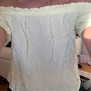 Topp - Gul topp i ett tunt material 