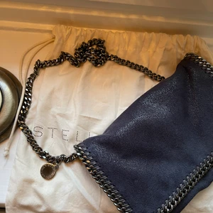 Stella McCartney  - Säljer min älskade Stella väska som är i marinblå! Skicket är väldigt bra och det finns inget tecken på användning. Dustbag samt kvitto finns och nypriset är 5700 kr. Modellen på väskan heter Falabella shagder crossbody bag.