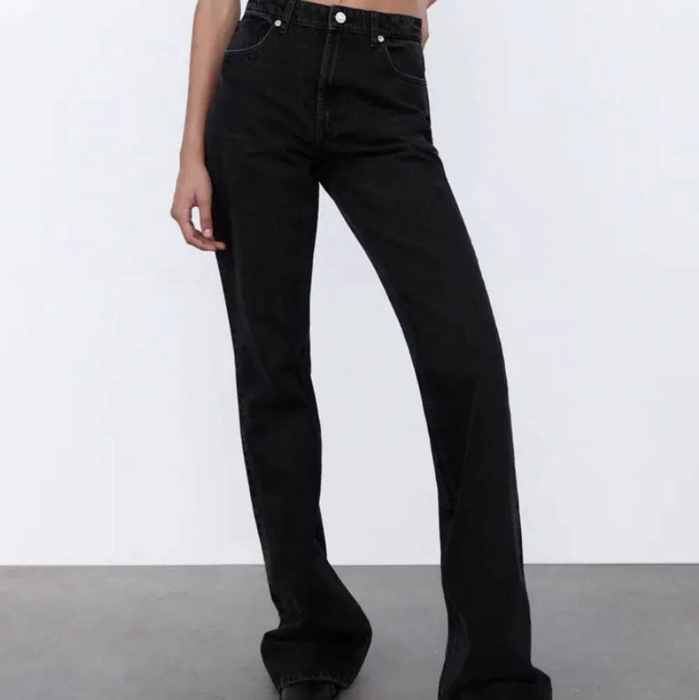 Helt oanvända flare jeans från zara, endast testade. Bra längd på mig som är ca 172. Nypris 399kr. . Jeans & Byxor.