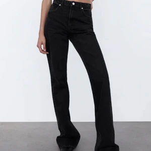 Flare jeans från zara - Helt oanvända flare jeans från zara, endast testade. Bra längd på mig som är ca 172. Nypris 399kr. 