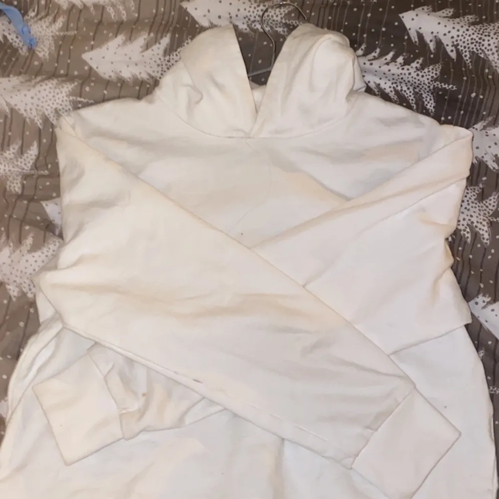 säljer denna vita hoodie, den är i storlek 146-152 men funkar som en magtröja för mig som har storlek XS, dock är armarna lite korta. Den har en liten fläck vid slutet av ärmen som nu ser på bild 3. Jag kan skicka fler bilder privat.. Hoodies.
