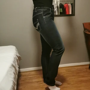 Lowrise jeans size 12 motsvarar XS ungfr - Snygga lowrise jeans köpta på secondhand i bra skick inga skador och justerbar vid midjan. Hör av dig om du vill köpa! (köparen står för frakten) 