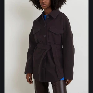 Kappa - Brun kappa från Gina i nyskick. Nypris 600kr nu 300kr inklusive frakt. Storlek s