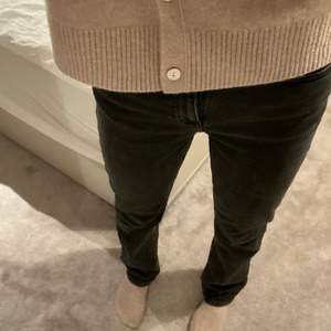 Jättesnygga Midrise jeans från weekday i modellen ”twig”