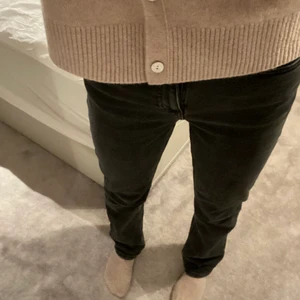 Jeans - Jättesnygga Midrise jeans från weekday i modellen ”twig”