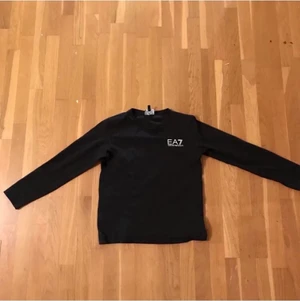 Armani  - Svart armani tröja som är för liten för mig 