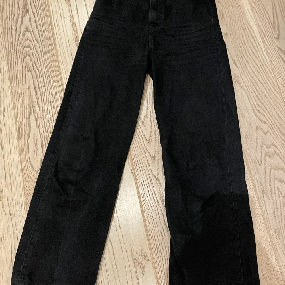 Ett par svarta jeans använda Max 3 gånger så dom är i bra skik. . Jeans & Byxor.