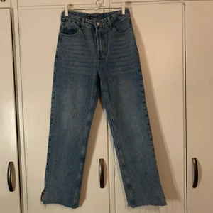 jeans - ett par jättefina Blåajeans med slits längst ner på benen ( jag har klippt av dom för dom va för långa)☺️
