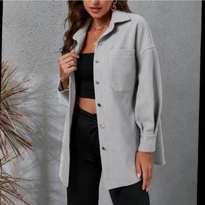 Oanvänd skjortjacka - Helt oanvänd jacka/skjorta i lite tjockare material, perfekt när våren kommer. Kan skicka egna bilder vid intresse. 