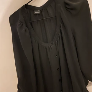 Svart blus - En jättefin svart blus som aldrig har kommit till användning, jätte fin att ha över ett linne eller på stranden! Köpt för 200kr säljer för 110kr