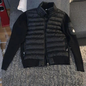 Moncler kofta - Moncler cardigan säljes eller bytes mot 1 större storlek. Tyvärr Inge kvitto kvar men köptes på miinto. Hämtas på plats eller köpare står för frakt.