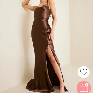 Balklänning - Brun oanvänd balklänning i satin, strl 38, sann i storlek. (Lappar kvar). Pris kan diskuteras vid snabb affär.