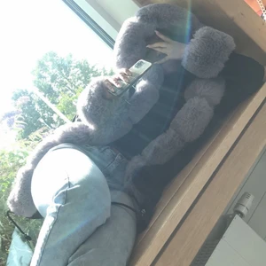 Grå Parka Jacka, S - En grå parka med fusk päls, pälsen är hela vägen in och håller en varm under det kalla vädret, går att stänga igen jackan om så vill det. Köpte jackan från garoff för 1 999kr i höstas men har dock tröttnat på jackan använd fåtal gånger under vintern då jag haft en annan jacka. Pris kan diskuteras