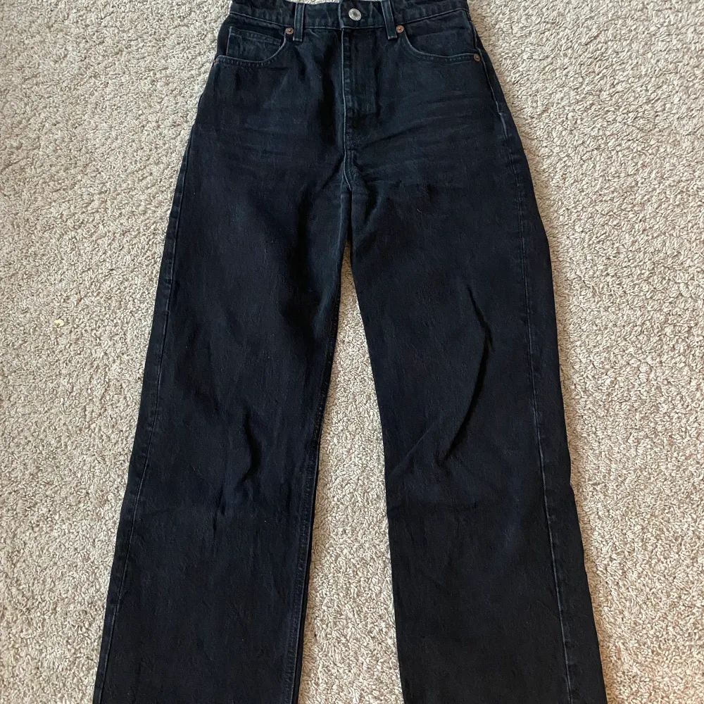 säljer dessa fina svarta jeans från zara. köpta för 399 kr. har klippt av dem så att de passar mig som är 165, men kan klippas av mer om det behövs.. Jeans & Byxor.