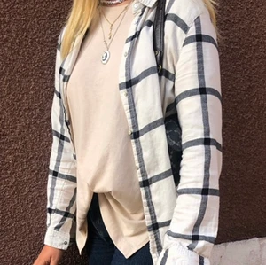 Skjorta  - Rutig skjorta som har legat nu helt orörd i garderoben i 2 år. Den har andvänts i några tillfällen men är nästan i nyskick.💗 Den är otroligt mjuk. 💞Som ett ulligt material som känns väldigt härligt och blir inte nopprigt hur mycket man än använder den.💞