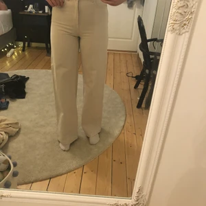 Beiga vida jeans  - Säljer mina beiga byxor då de blivit för små för mig, de är mina favoritbyxor men är inte använda supermycket. Storlek 36 från lindex 💕 sitter bra på mig som är 173