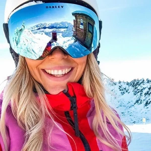 oakley skidglasögon - säljer mina skidglasögon från oakley! använda 1 gång, säljer då jag har köpt ett par nya. helt i nyskick med originalförpackning kvar, nypris varierar från 1500-2500. de är i modellen ”flight deck xl”. första bilden lånad 💕💕 bud 1450 