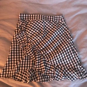 Volangkjol från Bik Bok storlek 36 - En superfin kjol från Bik Bok som är använd max tre gånger. Storlek 36. 