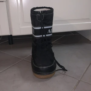moonboots/ all boots - köpte fel stolek så därför säljer jag dom. av mig är dom aldrig använda men tidigare har dom används en vintersäsong. i väldigt bra skick. 