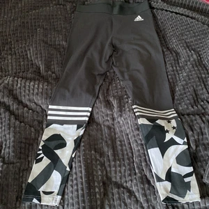 Adidas byxor - Jag har aldrig haft på mig byxorna och är helt nya