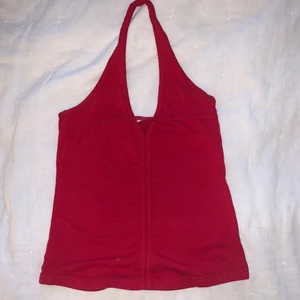 Röd halterneck - Röd halterneck i fint skick.