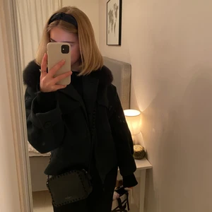 Meotine Charlie Jacket  - Säljer nu min fina Charlie Jacket från Meotine, en jacka från deras klassiska kollektion. Jackan har en avtagbar rävpälskrage. Den är helt slutsåld på deras hemsida och nypriset är 2800 :) 