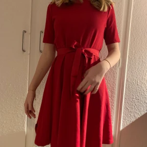 Jul klänning eller bara fin klänning. - En väldigt skön klänning bra skick (använd 4 gånger. Pris+frakt 66kr. Eller kom och hämta. 