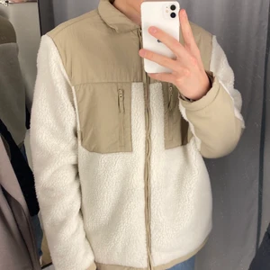 H&M, jacka i pile - En beige vitt jacka som håller värmen bra. Super bra som höst och vår jacka. Aldrig använts och där med säljs i nyskick. 