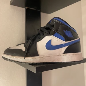 Nike Jordan 1 Mid white Racer Blue - Jättefint skick! Kan tvättas av innan försäljning! Orginalkartong medföljer. 1000kr eller högstbjudande.
