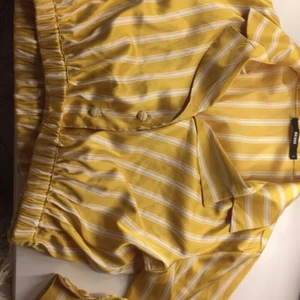 Gul/vit siden/satin blus - Strl S från BiKBok aldrig använd