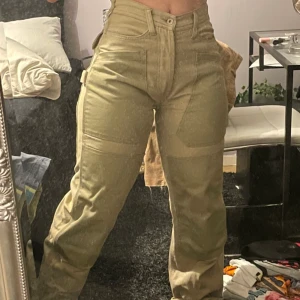 Jeans - Älskar dessa jeans men tyvärr är de lite trånga för min smak! Storlek 36 🦋 spårbar frakt ! Hör av er vid funderingar!!💕💕