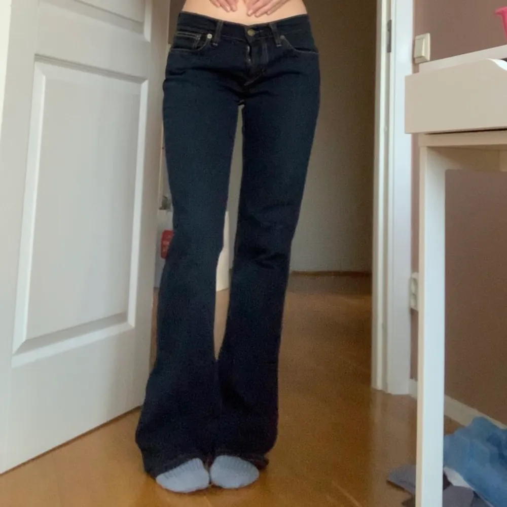 Perfekta lågmidjade jeans från Levis. modellen 10529 bootcut. Midjemått ca 78 cm. Innerbenslängd ca 80 cm. Jag är 167 cm.. Jeans & Byxor.