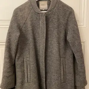 Säljer min gråa kappa från zara. Den är i fint skick och passar perfekt nu till vintern/våren (hösten också)💗 Den är köpt för 999 kr💕 har du någon fråga är det bara att höra av dig!😌
