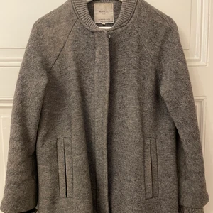 Kappa - Säljer min gråa kappa från zara. Den är i fint skick och passar perfekt nu till vintern/våren (hösten också)💗 Den är köpt för 999 kr💕 har du någon fråga är det bara att höra av dig!😌