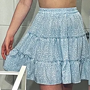 SÄNKT PRIS!!!!❤️‍🔥Härlig ljusblå kjol med vita blommor. Supersöt och somrig! Går precis över knäna ( på mig iallafall som är 166 cm lång ). Bra material som är skönt och luftigt! Använd en gång och är i väldigt bra skick. Jag använder sällan kjol så därför säljer jag den. Säljs vid bra bud och frakt tillkommer😌💙